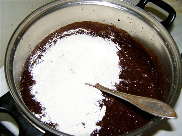 Добавляем сахар, яйца и муку с разрыхлителем